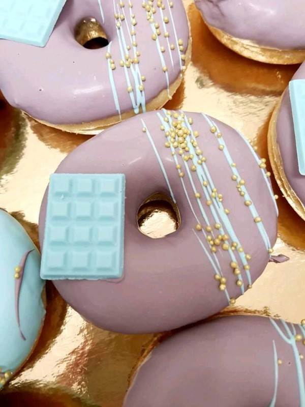 Pour vos anniversaires ou autres évènements  pensez aux donuts décorés et  personnalisés pour vos buffets sucrés sur salon de Provence.